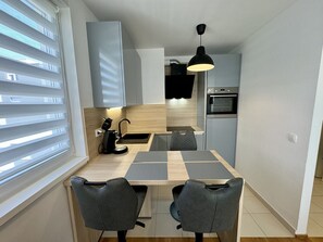 Refrigerador, horno, lavavajillas y cafetera y tetera