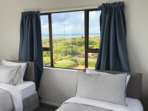 7 bedrooms, desk, iron/ironing board, travel cot - Sandwalk - Big, bold and beachfront (Paraparaumu)