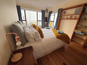 7 habitaciones, escritorio y tabla de planchar con plancha 