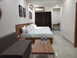 Caja de seguridad en la habitación y escritorio 