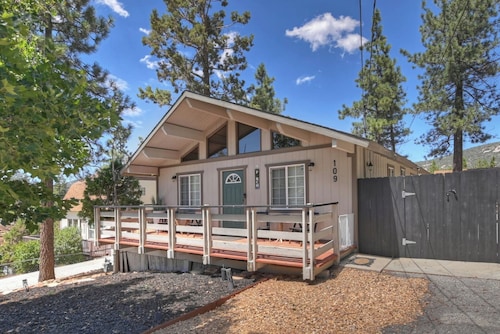 Bear Cub Cottage with HotTub & Firepit