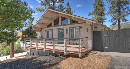 Bear Cub Cottage with HotTub & Firepit