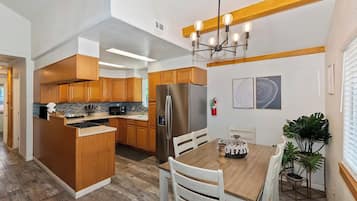 Signature Cabin, 2 Bedrooms, Hot Tub, Mountain View | In-room dining