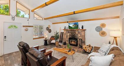 Bear Cub Cottage with HotTub & Firepit