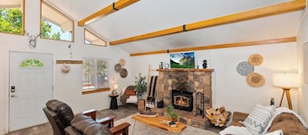 Bear Cub Cottage with HotTub & Firepit