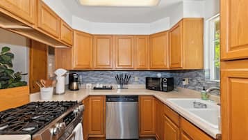 Signature Cabin, 2 Bedrooms, Hot Tub, Mountain View | Dapur peribadi | Peti sejuk, ketuhar gelombang mikro, ketuhar, dapur