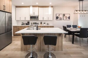 Réfrigérateur, four à micro-ondes, un four, surface de cuisson