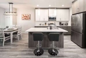 Fridge, microwave, oven, stovetop - 🏡 Group Stay by Downtown | 6BR Duplex Sleeps 16 | Banff Pass + Wine + Netflix! (Calgary)