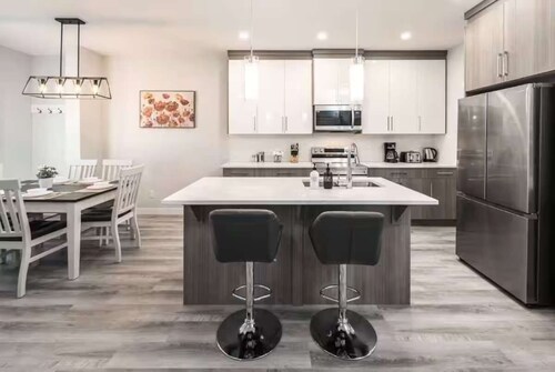 🏡 Group Stay by Downtown | 6BR Duplex Sleeps 16 | Banff Pass + Netflix!