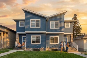 Exterior - 🏡 Group Stay by Downtown | 6BR Duplex Sleeps 16 | Banff Pass + Netflix! (Calgary)