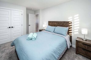 6 bedrooms, desk, iron/ironing board, travel cot