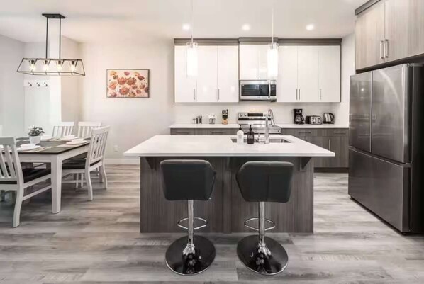 Kühlschrank, Mikrowelle, Ofen, Herdplatte