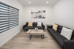 TV, fireplace, offices - 🏡 Group Stay by Downtown | 6BR Duplex Sleeps 16 | Banff Pass + Wine + Netflix! (Calgary)