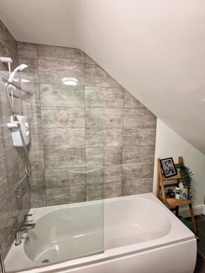 Shower, hair dryer, towels