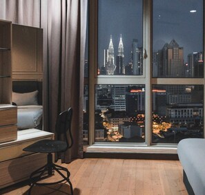 City Suite, 3 Bedrooms, Non Smoking, City View | Seterika/papan seterika, Wi-fi percuma, cadar katil 