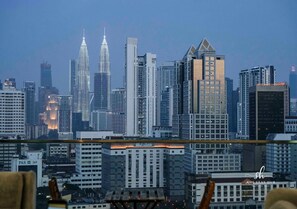 City Suite, 3 Bedrooms, Non Smoking, City View | Seterika/papan seterika, Wi-fi percuma, cadar katil 