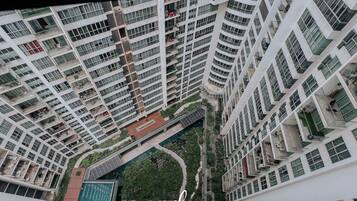 Un edificio de gran altura con varios balcones y un patio central.
