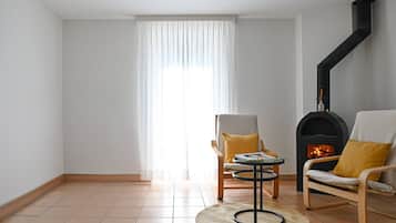 Apartment, 2 Bedrooms, Smoking, Balcony | Living room
