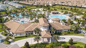 A residential area with multiple houses, a swimming pool, and well-maintained gardens. - Family-Friendly Home & Pool Near Disney (Davenport)