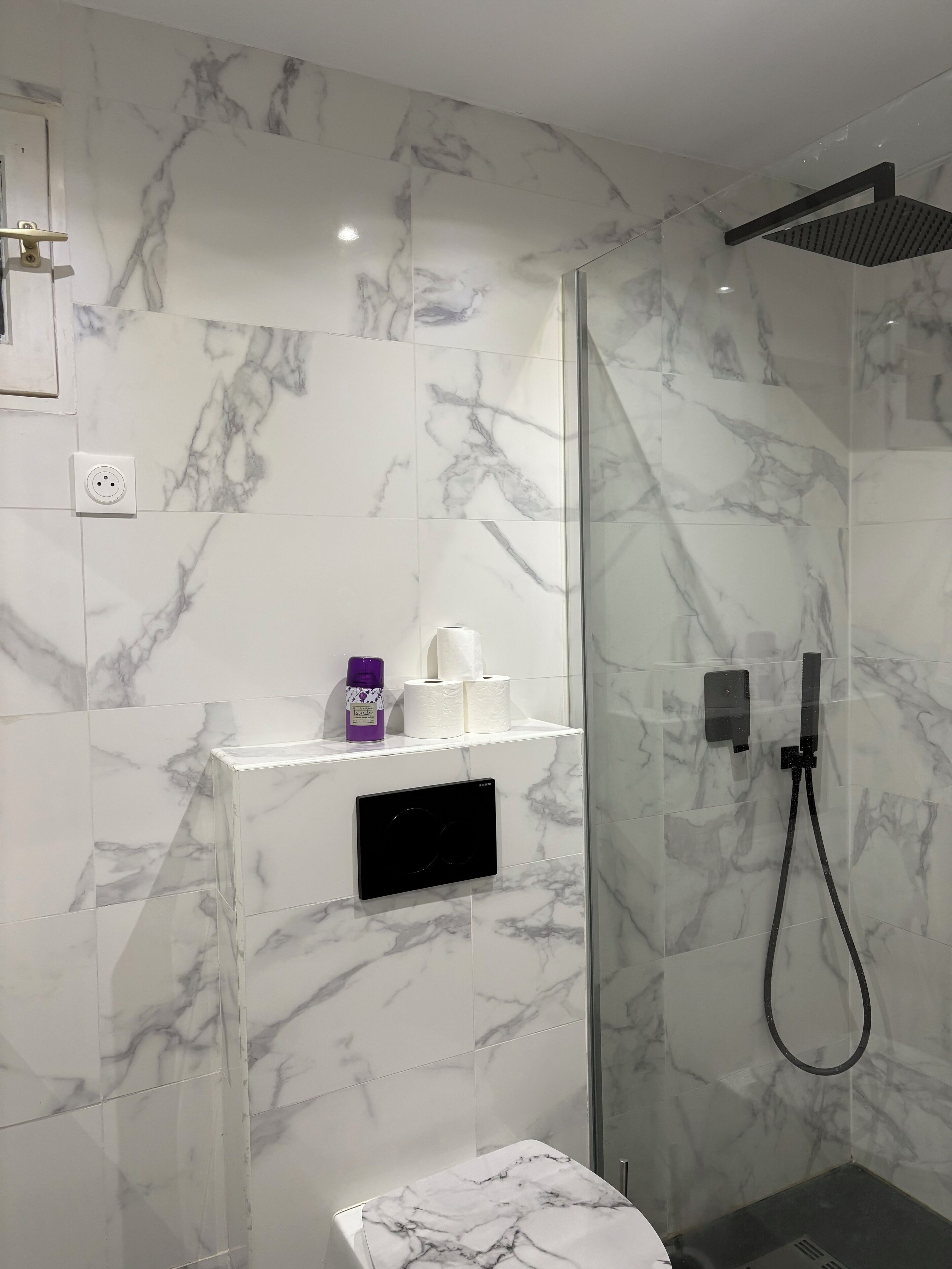 Dusche, Haartrockner, Handtücher, Seife