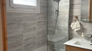 Een douche, een haardroger, handdoeken, zeep