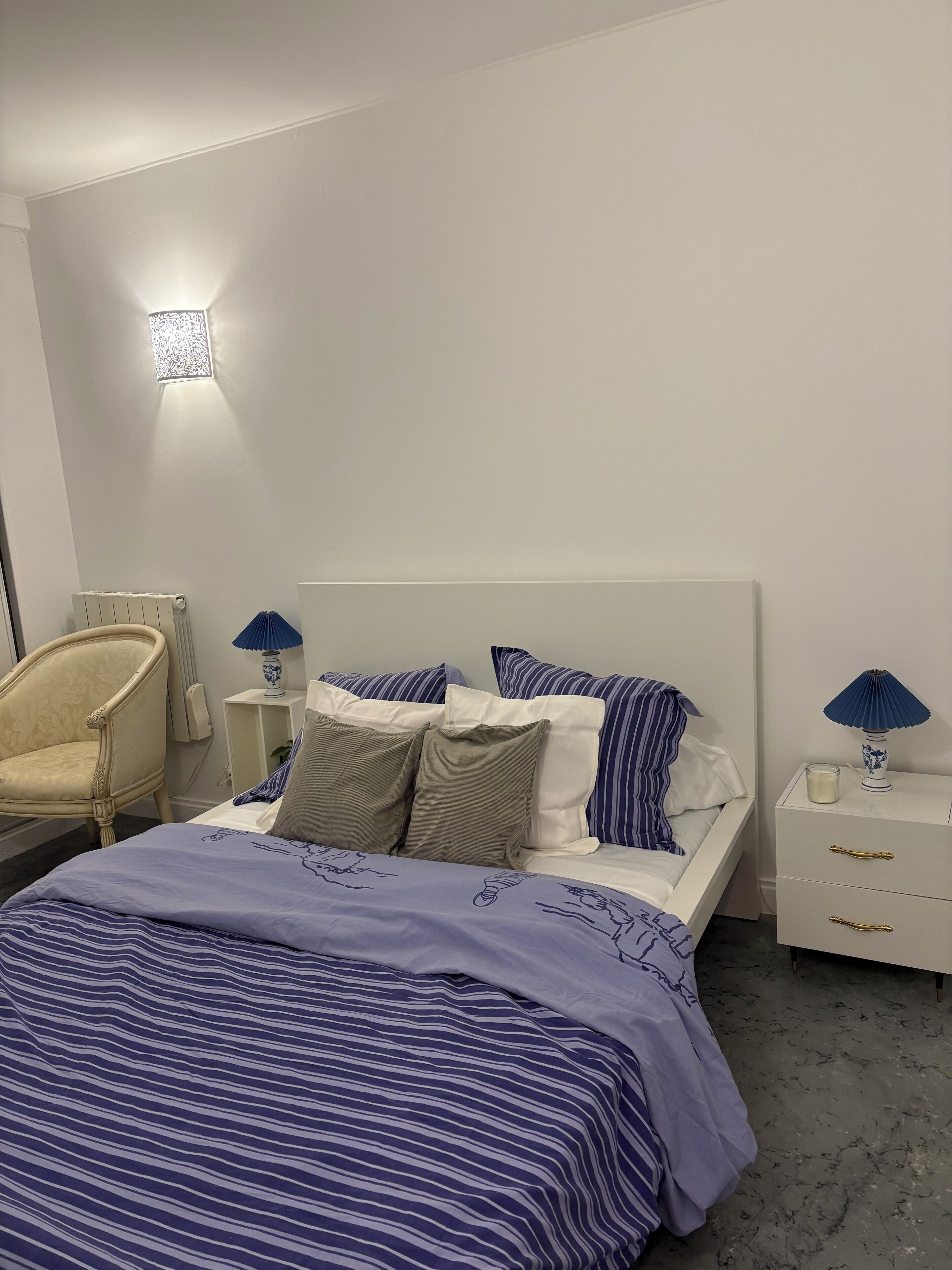 5 bedrooms, iron/ironing board, WiFi, bed sheets