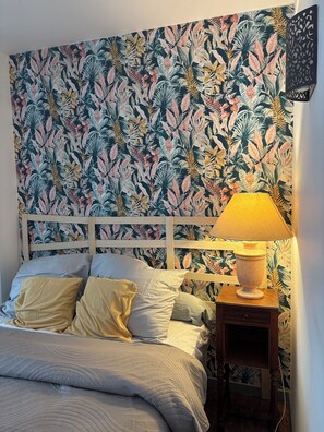 5 bedrooms, iron/ironing board, WiFi, bed sheets