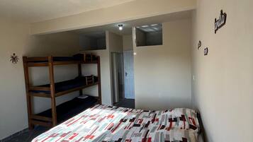 Quarto família, vista para o pátio | Cortinas blackout, ferros/tábuas de passar roupa, Wi-Fi de cortesia