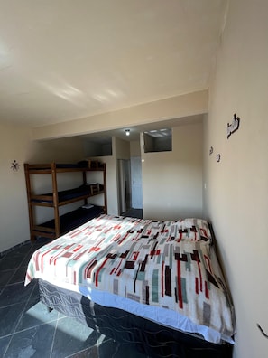 Habitación familiar, vista al patio | Cortinas blackout, tabla de planchar con plancha y wifi gratis 