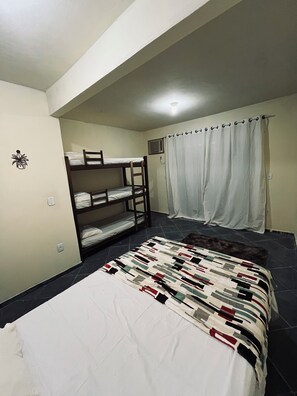 Chambre Familiale | Rideaux occultants, fer et planche à repasser, Wi-Fi gratuit