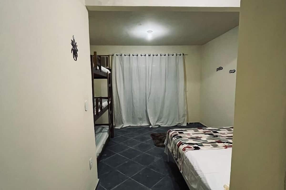 Familiekamer | Verduisterende gordijnen, een strijkplank/strijkijzer, gratis wifi