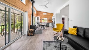 Een modern interieur met een eethoek, een bank en uitzicht op de omgeving.