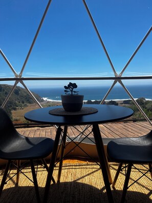 屋外ダイニングエリア