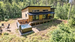A modern two-story cabin with a deck, surrounded by forest. - Spa, Nature & Riverside Escape | Ecureuil Roux (Trois-Rives)