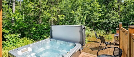 Banyera d'hidromassatge a l'aire lliure