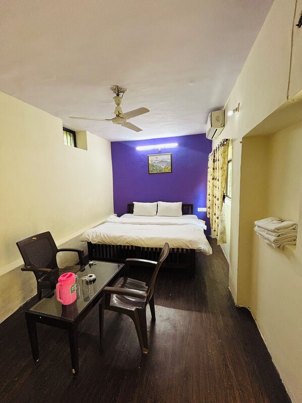 Deluxe Double Room, Mountain View - Data Inn (Mount Abu)
