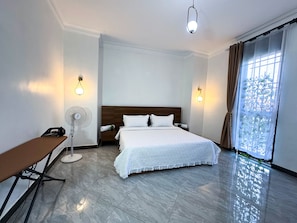Căn hộ tiện nghi đơn giản, quang cảnh đồi núi | 1 phòng ngủ, bàn, khu vực làm việc phù hợp cho laptop