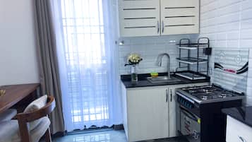 舒適公寓, 山景 | 私人廚房 | 雪櫃、微波爐、廚房用具/餐具/器皿