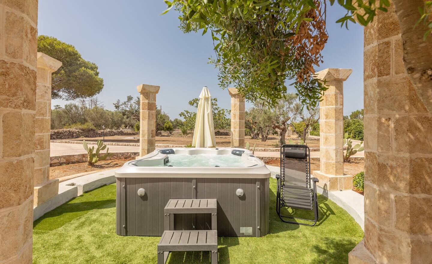 Outdoor spa tub