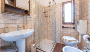Douche, sĂšche-cheveux, bidet, serviettes fournies