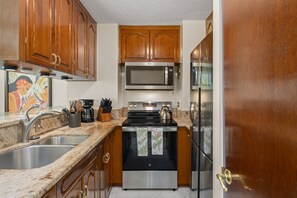 Kühlschrank, Mikrowelle, Ofen, Wasserkocher mit Kaffee-/Teezubehör