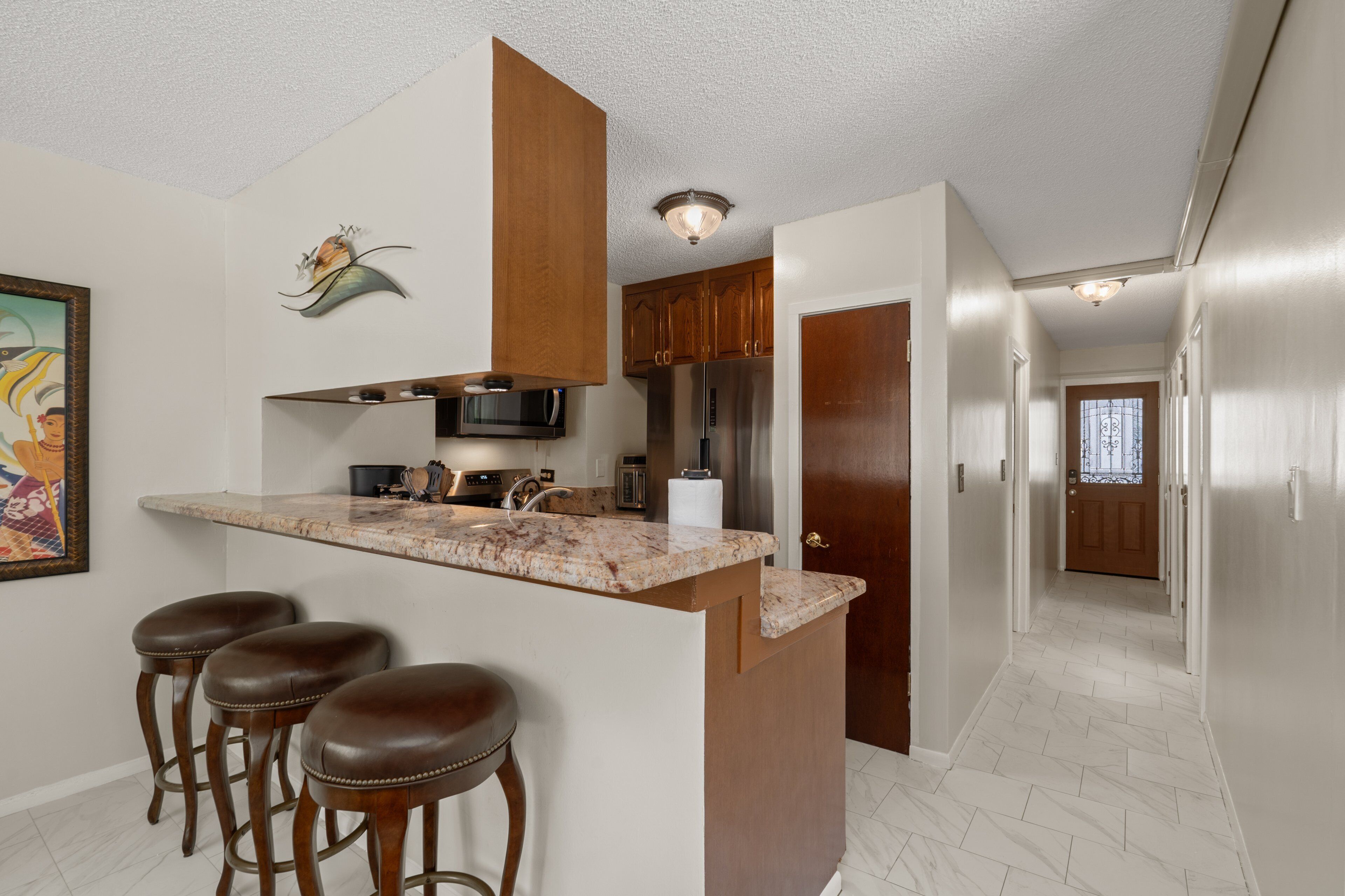 Coffee/tea maker, fridge, microwave, oven