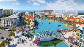 Une place urbaine animée, avec une fontaine ou un bassin au centre, entourée de bâtiments aux couleurs vives et dominée par un pont de verre remarquable.