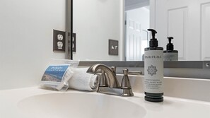 Regadera, secadora de cabello, toallas 