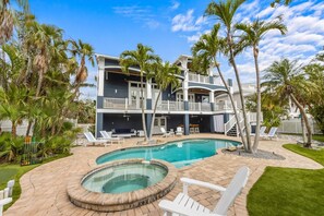 Lämmitetty uima-allas