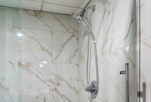 Douche, sĂšche-cheveux, serviettes fournies
