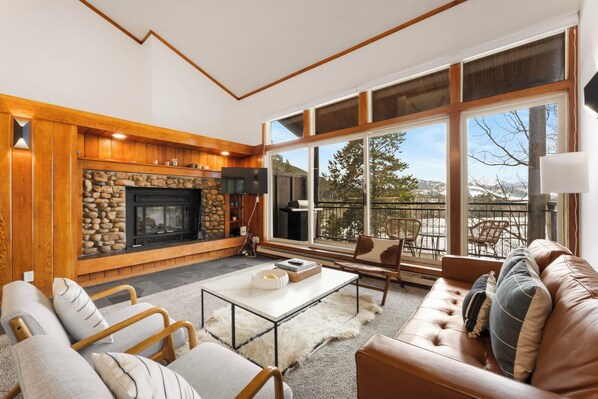 Smart TV, fireplace - Top Floor Condo with Gorgeous Mountain Views, 5 Min Drive to Ski Village! (Keystone)