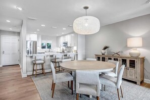 Dining - Lakeshore Luxury - Sunny condo near beach w deck (Ponte Vedra Beach)