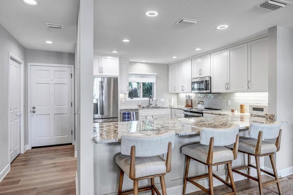 Réfrigérateur, micro-ondes, four, plaque de cuisson