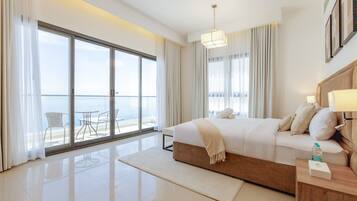 5 makuuhuonetta, tallelokero huoneessa, silitysrauta/-lauta